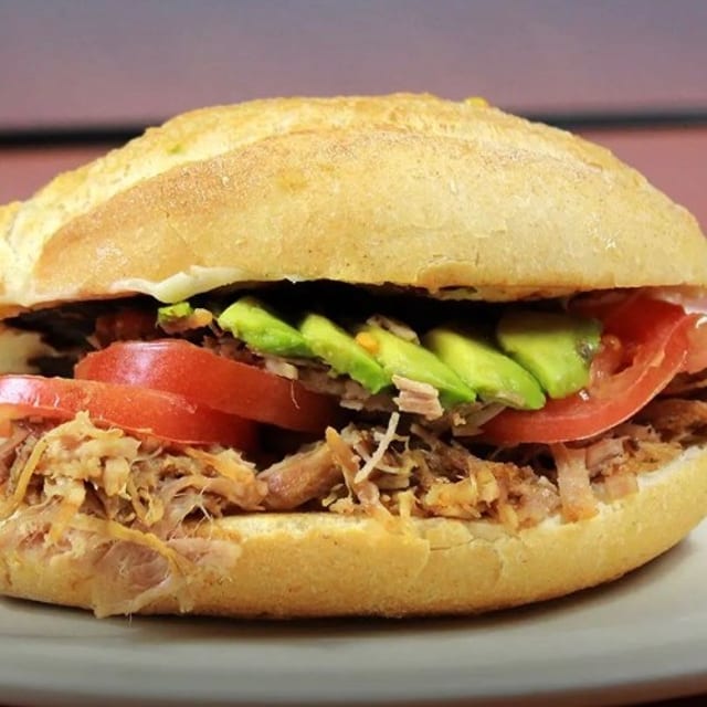 Torta de carnitas.